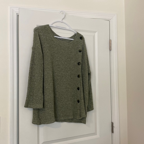 Lightweight sweater with faux buttons - Picture 1 of 4
